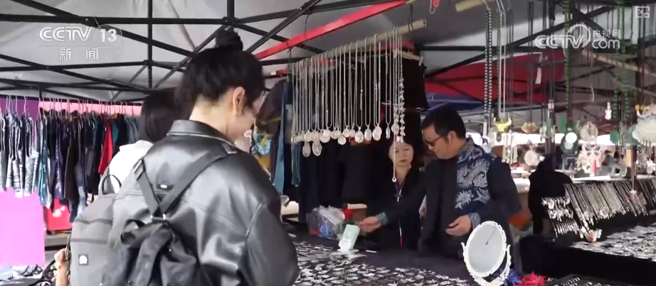 节日氛围渐浓 非遗展“新”意添彩假日消费 逛逛逛、买买买消费市场“升温”