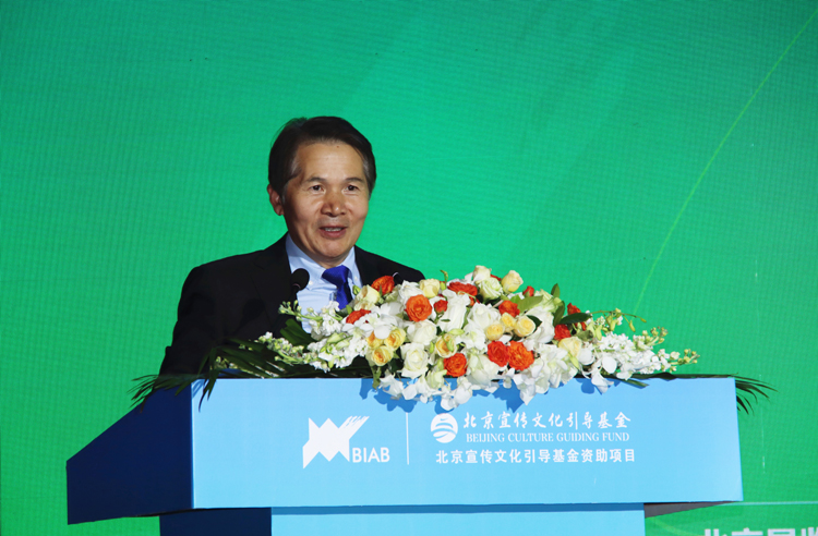 朱虹子主持大会开幕式