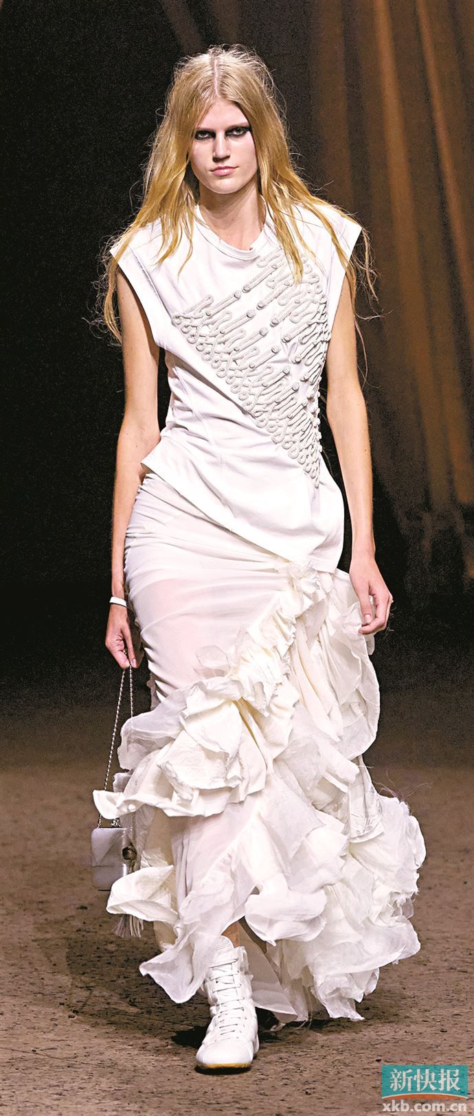 &ldquo;云上舞白&rdquo;加持梦幻单品能产生奇妙的化学作用，营造轻盈云雾感，薄纱面料尤为突出。