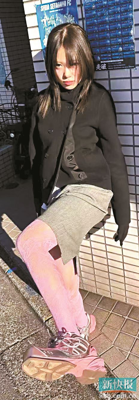 复杂图案的混搭，色调统一就能营造整体造型的协调感，轻松驾驭。