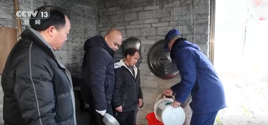 除冰保畅、踏冰送水、指导生产 多部门精准施策办好民生实事保障百姓生产生活