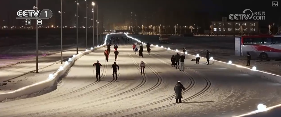 “家门口”冰雪运动激发消费新需求 冰雪经济为消费市场注入强劲“热”活力