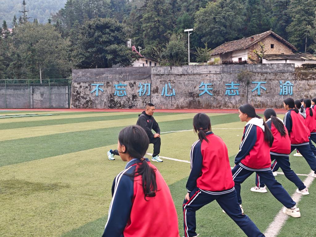 在乌蒙山区坚守24年，这位体育教师交出了