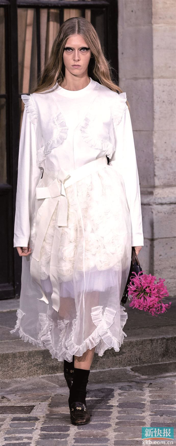 丝绸、雪纺、精细棉质等轻盈面料成主流，既能承载繁复花边与褶皱工艺，又提供透气舒适的穿着体验。