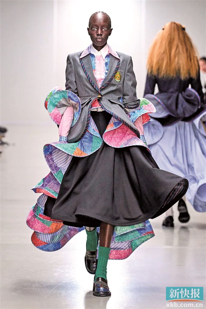 大量荷叶边元素与简约剪裁形成平衡，既丰富细节又不破坏整体轻盈感。