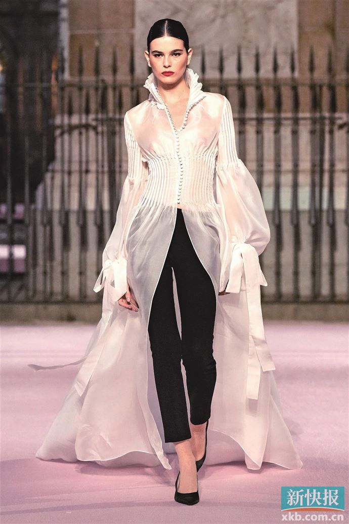 立领、高腰、羊腿袖等宫廷元素强调出整体造型的华丽与曲线美。