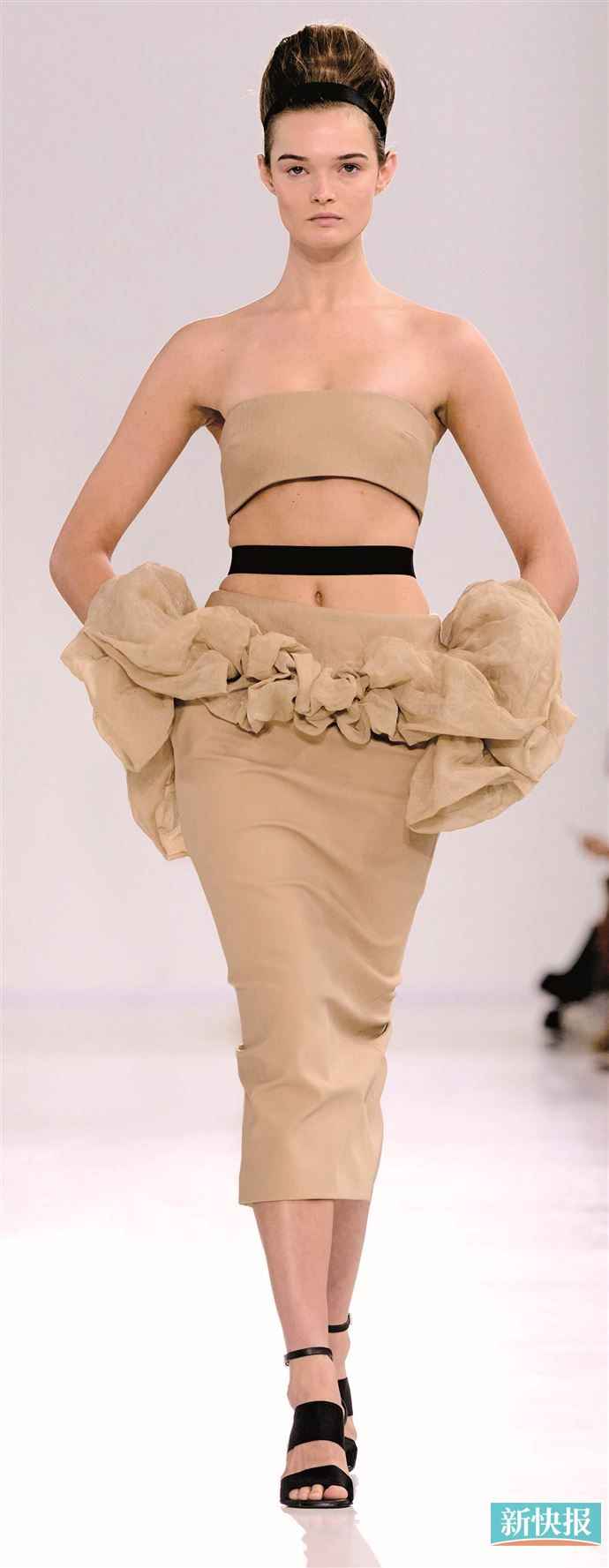 极简现代设计与繁复古典元素形成巧妙平衡，确保整体造型不会过于&ldquo;浮夸&rdquo;。