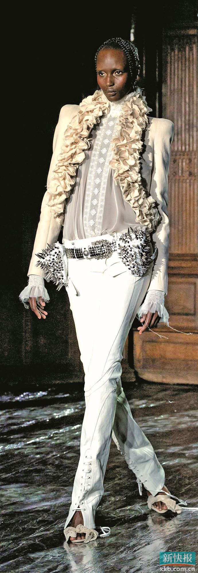 以当代时装版型与材质承载繁复花边与褶皱工艺，为古典造型注入现代质感。