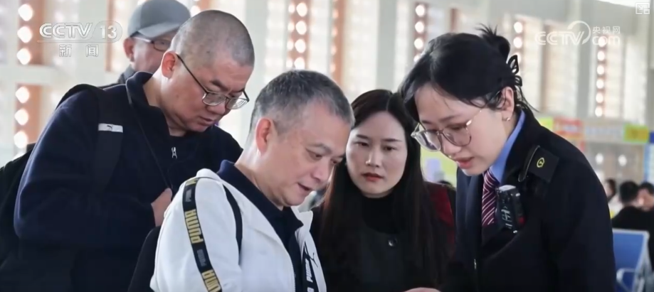 又是一年春运时 从排队抢票到指尖购票感知用心守护新春团圆