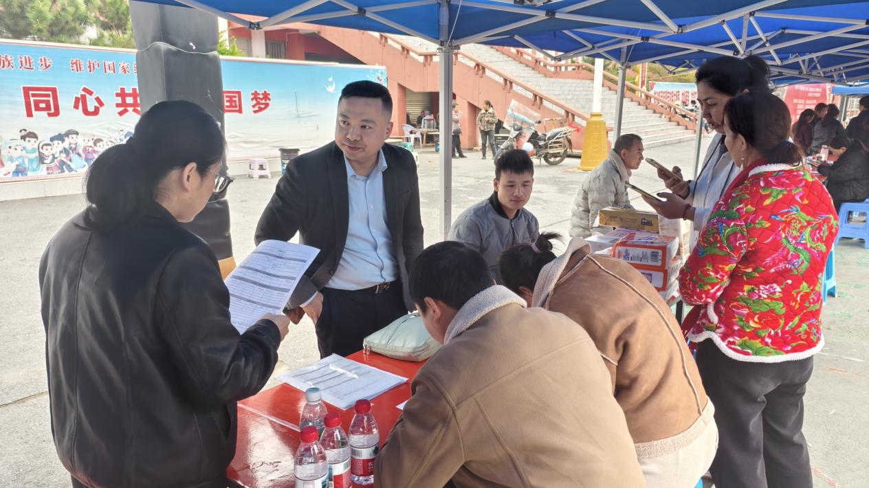 现场工作人员向求职者解释政策（余涛/摄）