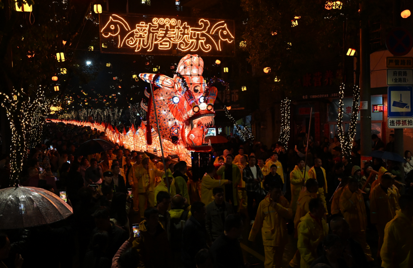 &ldquo;丽水祥龙闹元宵&rdquo;100桥的云和板龙（图片来源：云和县委宣传部）