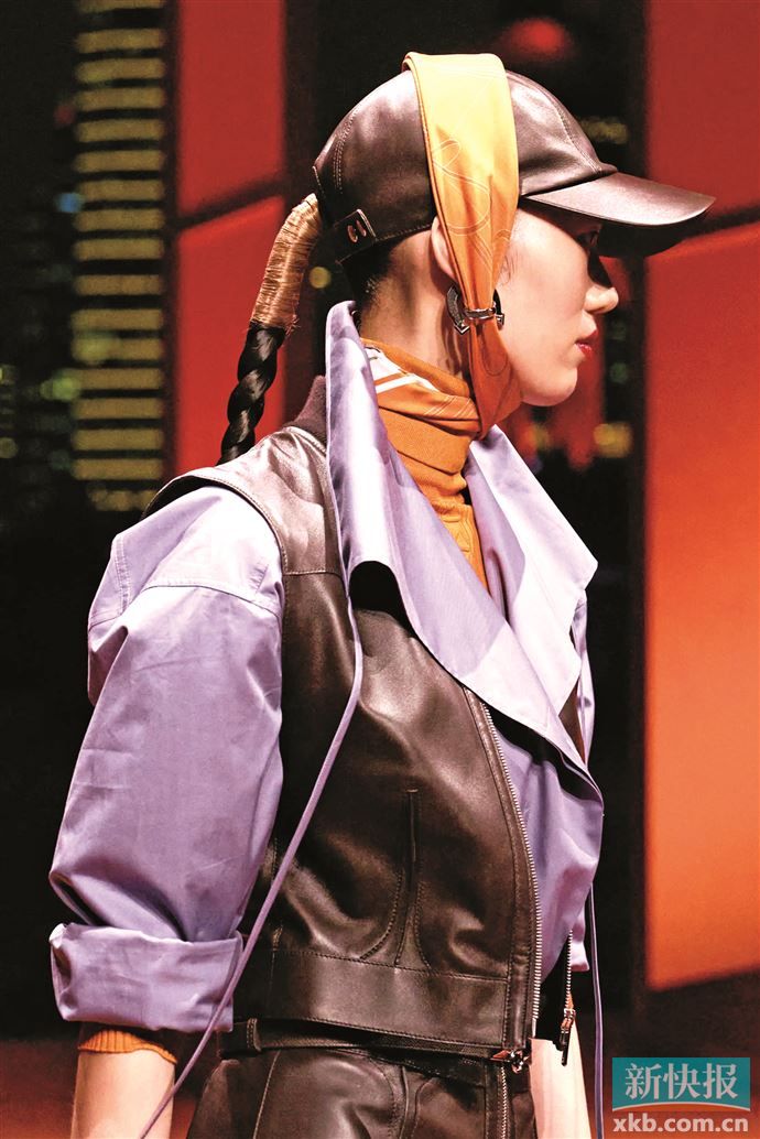 方形丝巾与鸭舌帽结合去年热度很高，今年可尝试与条形丝巾结合，更能展现脖颈线条。