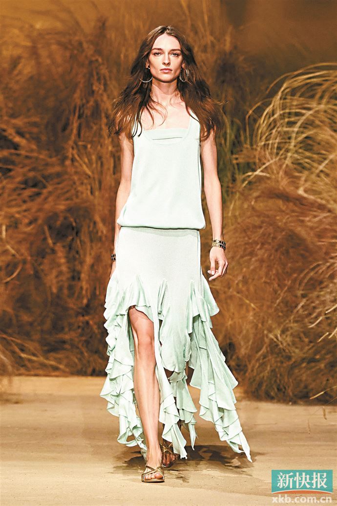 浅色系薄纱或雪纺水母裙搭质感配饰、细带凉鞋，简单组合营造高级精致感。