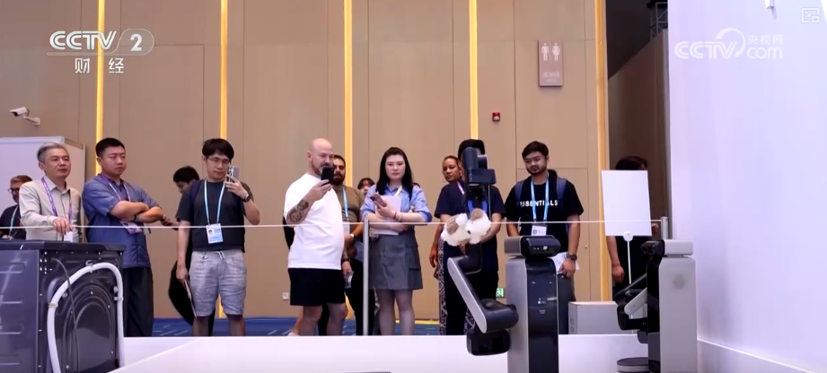 从“会执行”向“会思考、会成长”跨越 国产服务机器人广交会“出圈”圈粉