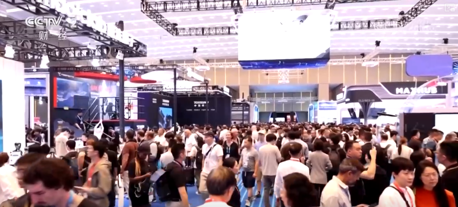 从“会执行”向“会思考、会成长”跨越 国产服务机器人广交会“出圈”圈粉