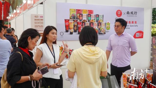 南成行展位吸引了不少马来西亚市民关注。 南方+ 李姗恒 拍摄