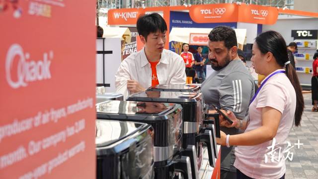 中山小家电吸引马来西亚市民游客关注。 南方+ 李姗恒 拍摄