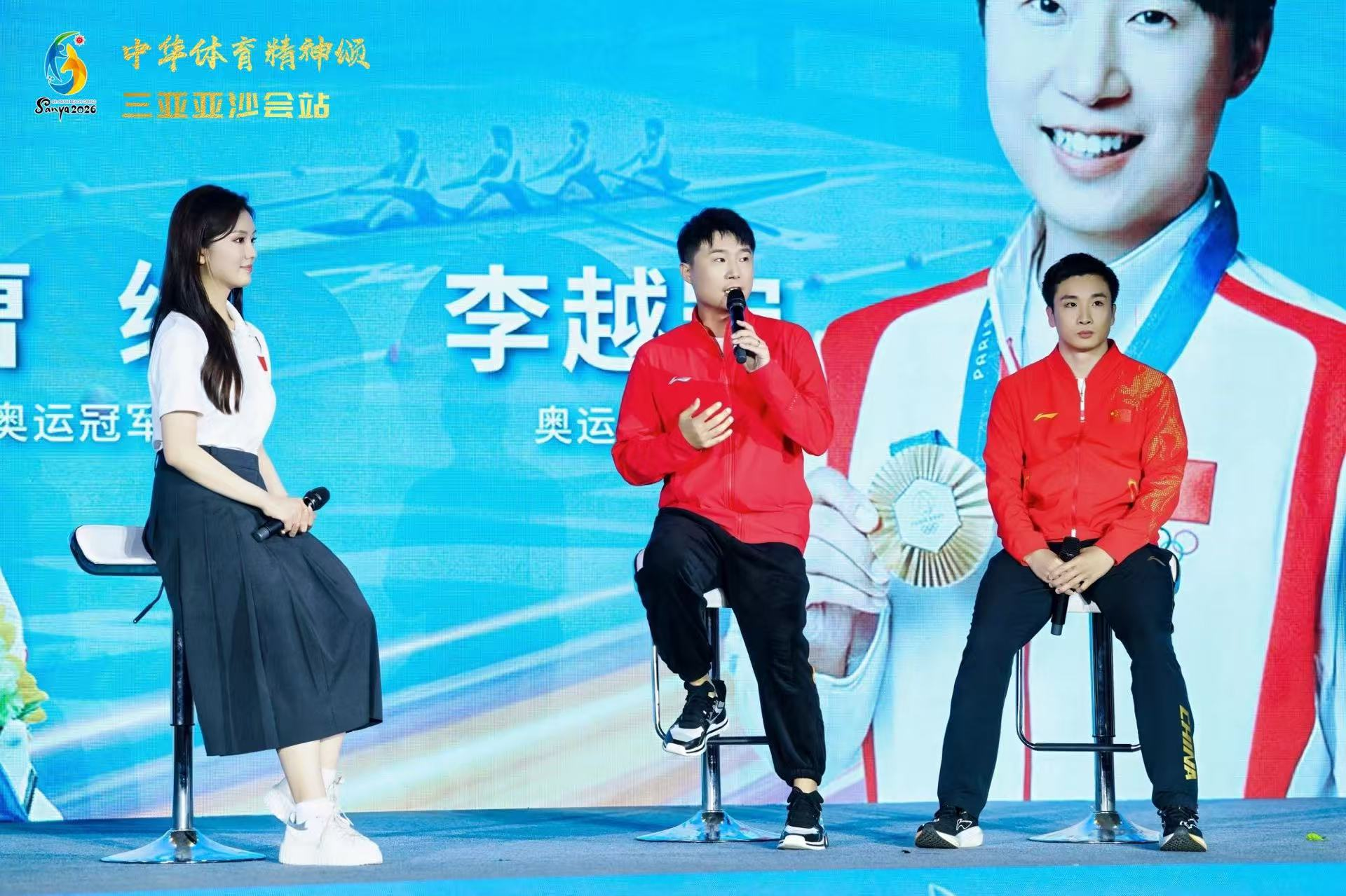 奥运冠军李越宏、曹缘与大学生交流