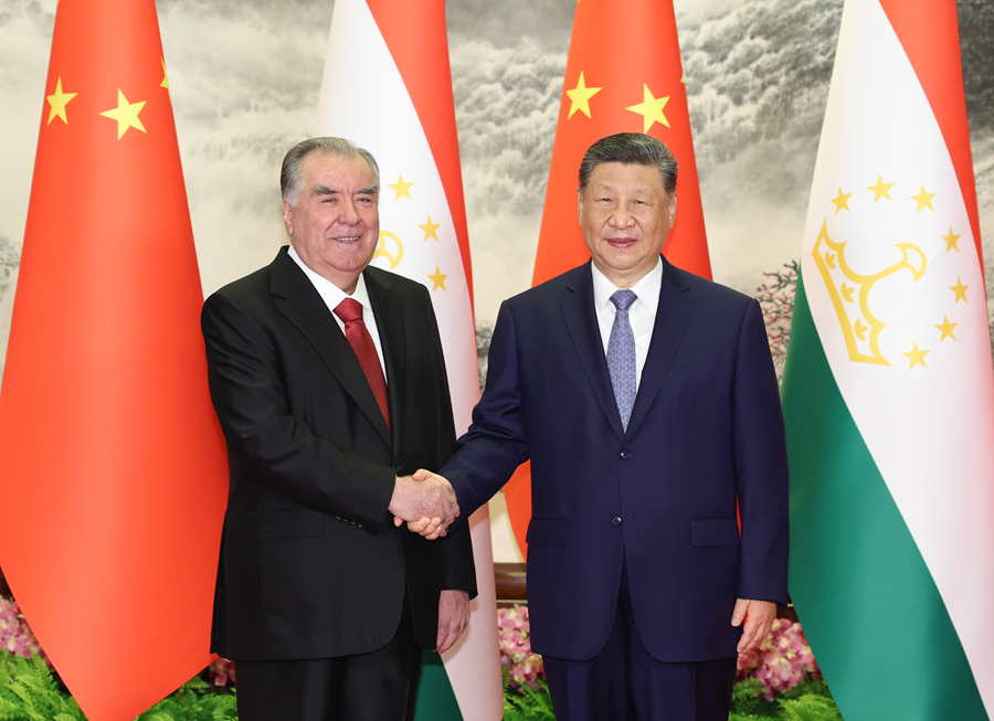 &emsp;&emsp;5月12日下午，国家主席习近平在北京人民大会堂同来华进行国事访问的塔吉克斯坦总统拉赫蒙举行会谈。