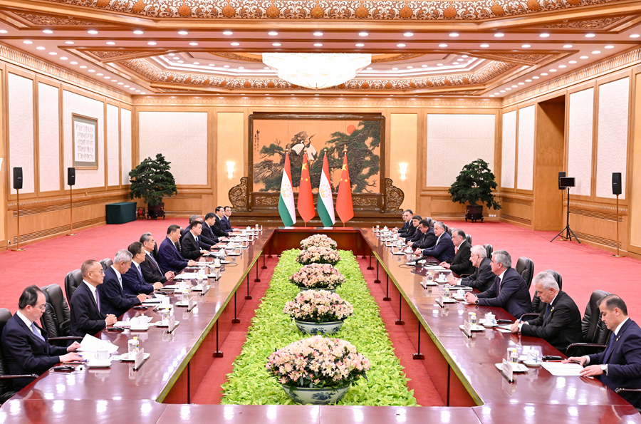 &emsp;&emsp;5月12日下午，国家主席习近平在北京人民大会堂同来华进行国事访问的塔吉克斯坦总统拉赫蒙举行会谈。