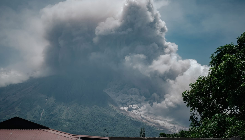 菲律宾马荣火山持续活跃 再次形成火山碎屑