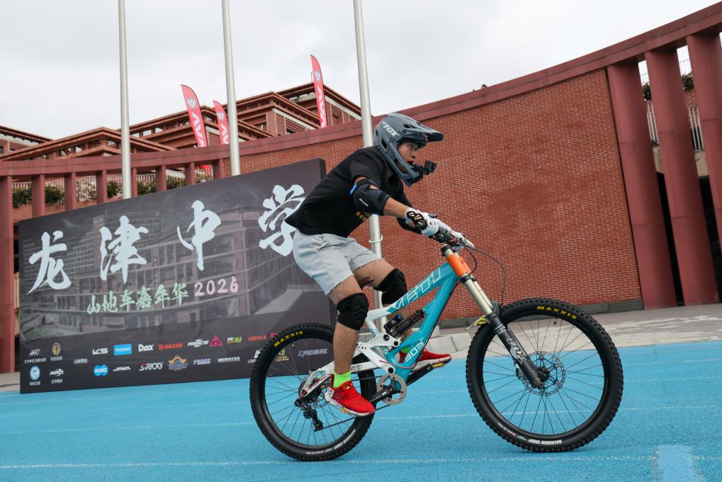 教学楼变赛道？山地自行车速降“闯进”深圳