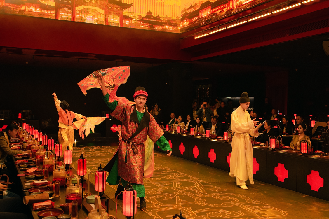 四川九寨沟沉浸式歌舞剧《文成公主宴》餐秀首演：以文塑旅铸同心、非遗活化启新程(图1)