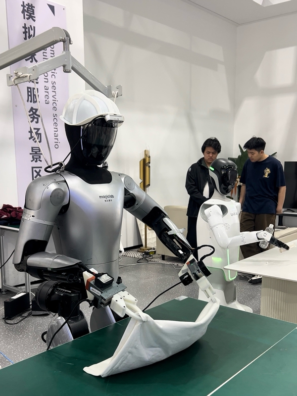 模拟家庭服务场景下的机器人正在叠衣服