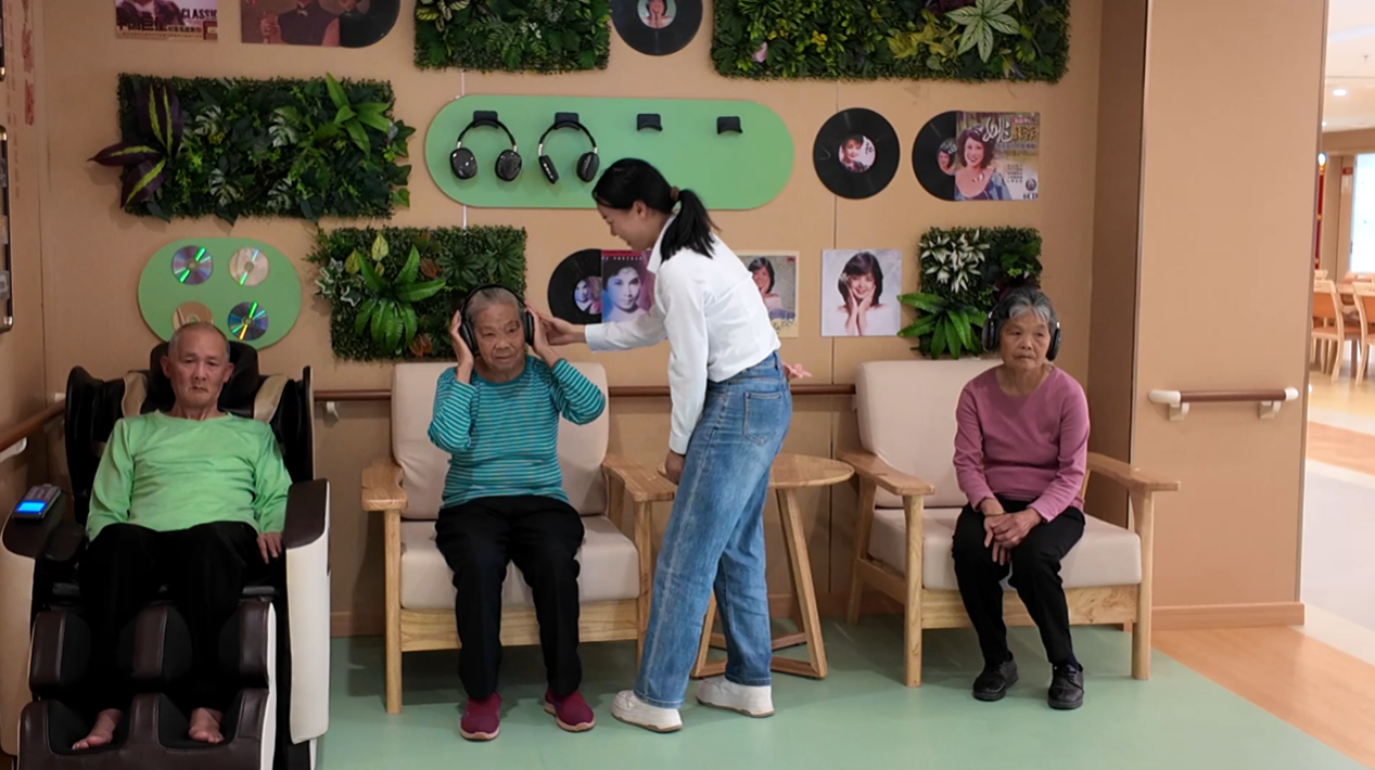 认知障碍老人进行音乐疗愈（杨振民/摄）