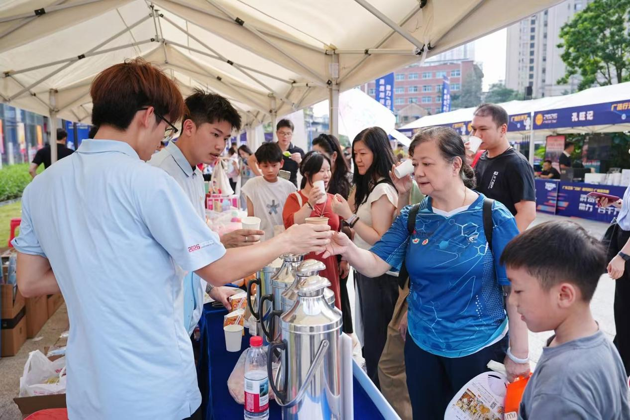 广州城市赛开赛当天，主办方以赛事为载体，打造&ldquo;工会+文旅+体育+助农&rdquo;模式，设置消费帮扶集市与趣味活动，既丰富职工业余生活、促进交流，也助力&ldquo;百千万工程&rdquo;。