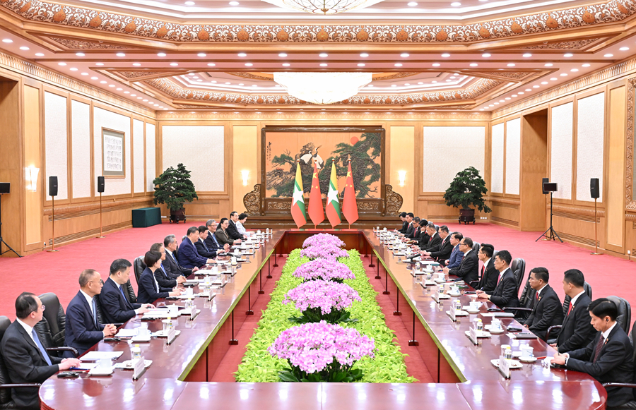 &emsp;&emsp;6月16日上午，国家主席习近平在北京人民大会堂同来华进行国事访问的缅甸总统敏昂莱举行会谈。