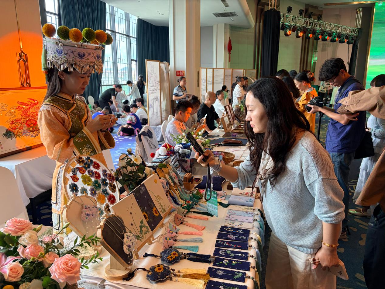 活动现场展出的特色文创吸引参会嘉宾拍照打卡