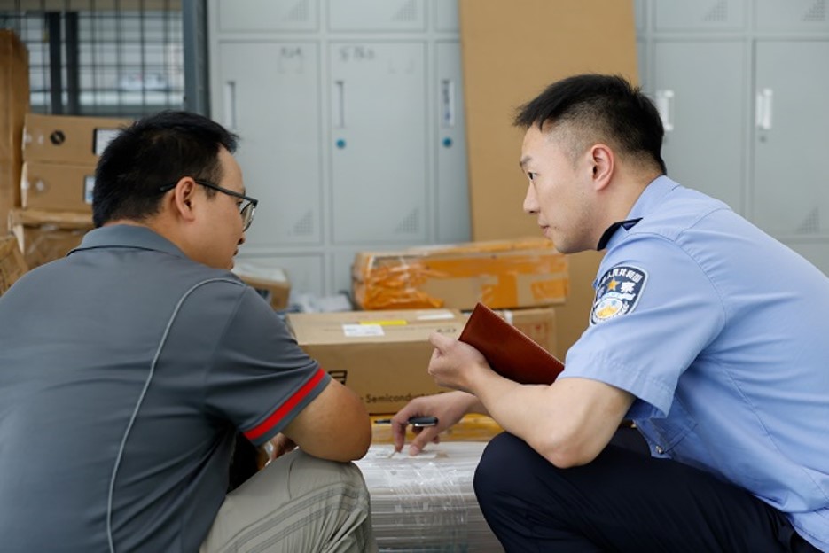 民警为快递员讲解反诈提示 央视网记者 谢博韬 摄