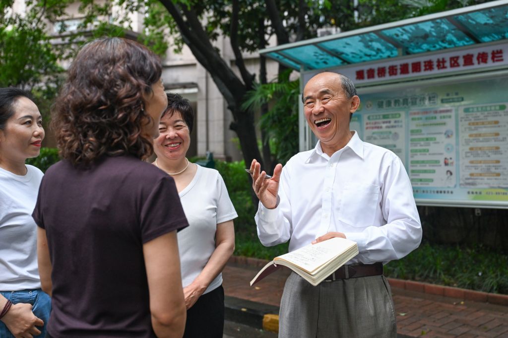 &ldquo;老马&rdquo;（右）来到重庆市两江新区观音桥街道明珠社区进行调解工作（6月18日摄）（6月18日摄）。