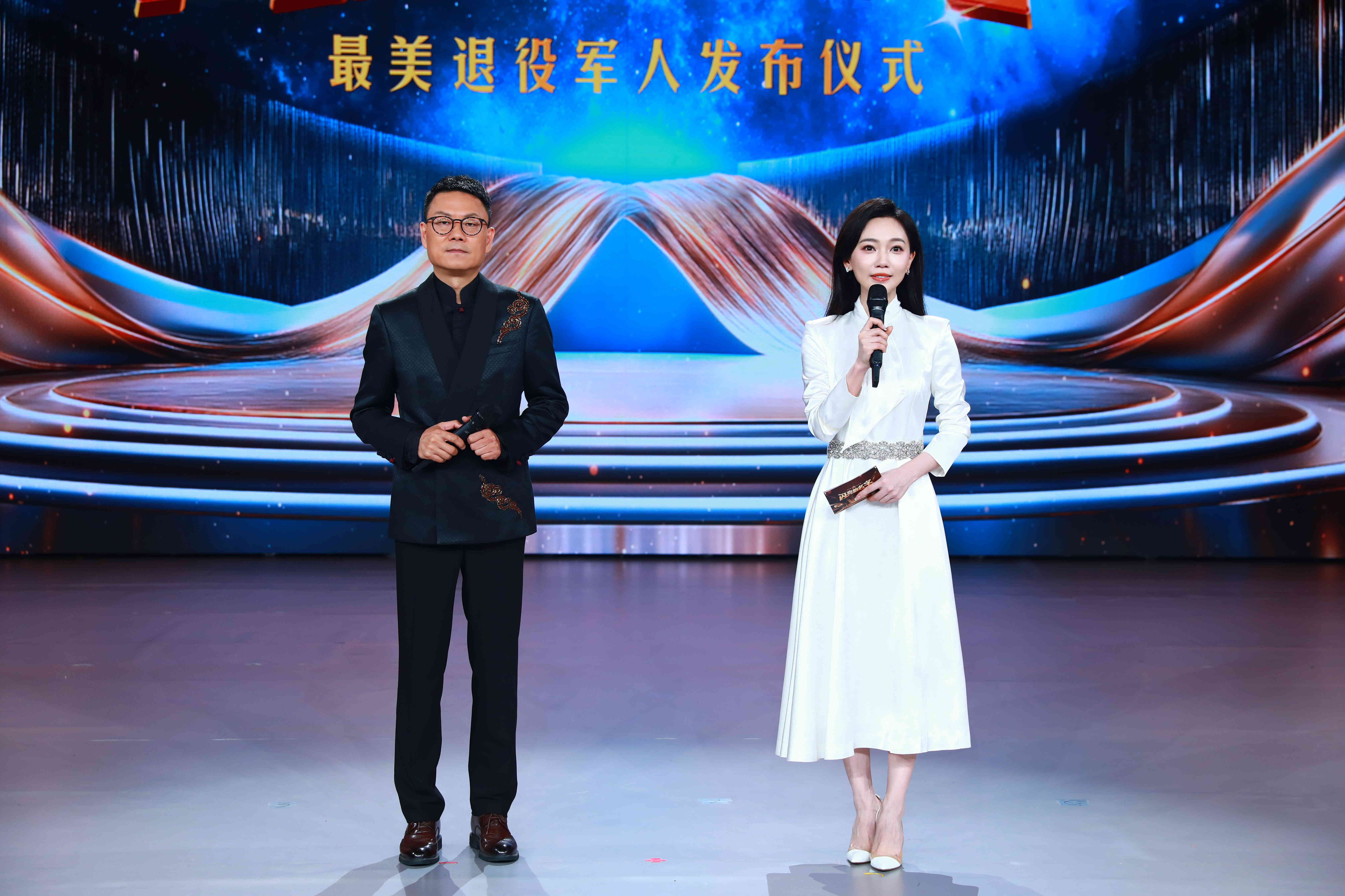 主持人：王筱磊（左）  郭若天（右）