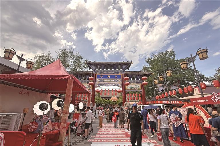 7月26日，西安永兴坊丰富多彩的非遗主题活动吸引了许多市民游客。