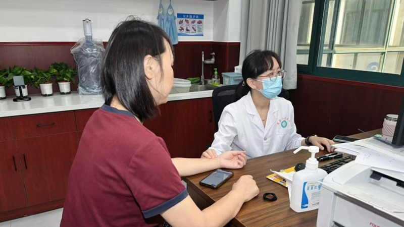 常州市新北区薛家镇卫生院主任中医师朱欢为患者把脉