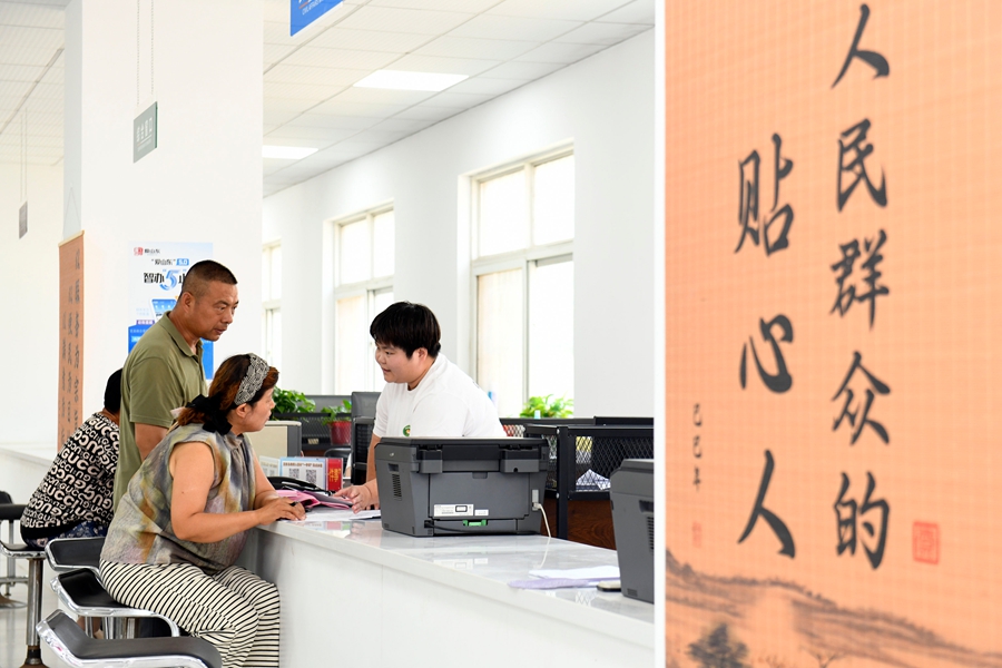 在山东省德州市夏津县香赵庄镇党建综合阵地，工作人员为群众办理低保业务（2026年7月5日摄）。夏津县创新搭建城区四级党群阵地，推动干部、人员、便民服务&ldquo;三下沉&rdquo;，全域建成步行十分钟可达、功能集成、上下联动的党群服务体系。