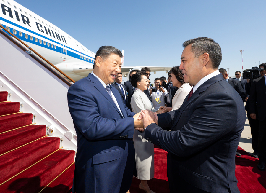 &emsp;&emsp;当地时间8月30日下午，国家主席习近平乘专机抵达比什凯克，应吉尔吉斯斯坦总统扎帕罗夫邀请，出席2026年上海合作组织峰会并对吉尔吉斯斯坦进行国事访问。习近平和夫人彭丽媛抵达比什凯克玛纳斯国际机场时，扎帕罗夫总统夫妇热情迎接。