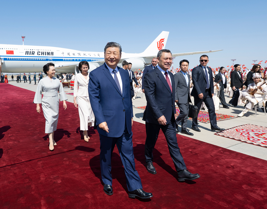 &emsp;&emsp;当地时间8月30日下午，国家主席习近平乘专机抵达比什凯克，应吉尔吉斯斯坦总统扎帕罗夫邀请，出席2026年上海合作组织峰会并对吉尔吉斯斯坦进行国事访问。习近平和夫人彭丽媛抵达比什凯克玛纳斯国际机场时，扎帕罗夫总统夫妇热情迎接。