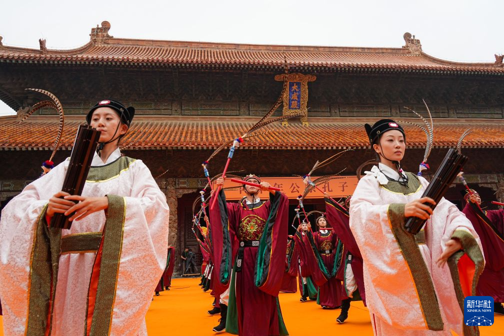 9月28日,在2026丙午年公祭孔子大典上,演职人员表演乐舞。新华社记者 朱峥 摄