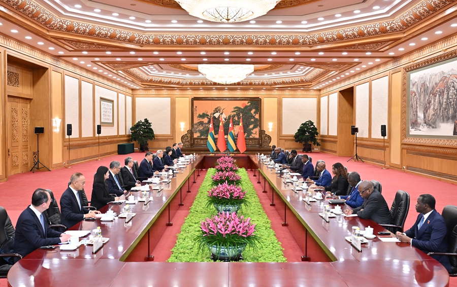 10月13日下午，国家主席习近平在北京人民大会堂会见来华进行正式访问的多哥部长会议主席福雷。