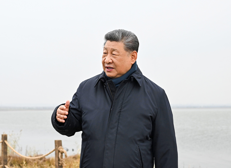 10月16日,中共中央总书记、国家主席、中央军委主席习近平在内蒙古自治区乌兰察布市考察。这是习近平在察哈尔右翼前旗的黄旗海自然保护区考察。
