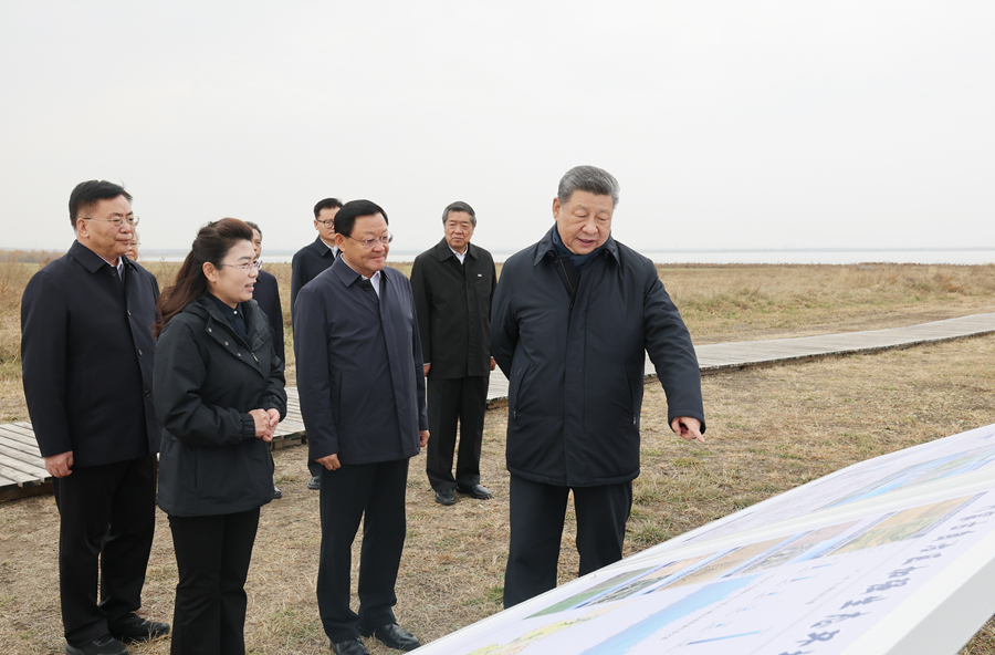 10月16日,中共中央总书记、国家主席、中央军委主席习近平在内蒙古自治区乌兰察布市考察。这是习近平在察哈尔右翼前旗的黄旗海自然保护区考察。