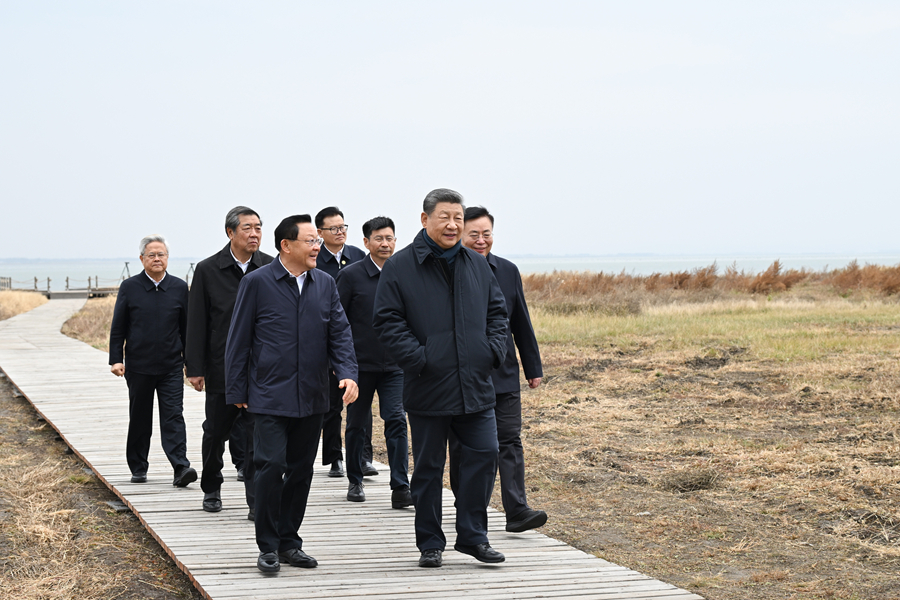 10月16日,中共中央总书记、国家主席、中央军委主席习近平在内蒙古自治区乌兰察布市考察。这是习近平在察哈尔右翼前旗的黄旗海自然保护区考察。