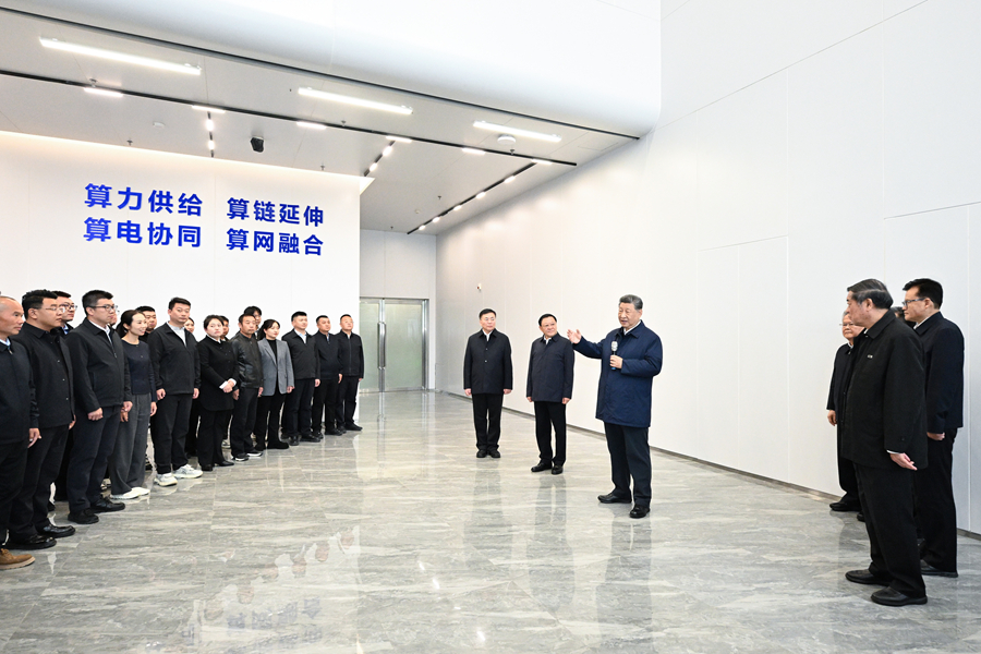 10月16日,中共中央总书记、国家主席、中央军委主席习近平在内蒙古自治区乌兰察布市考察。这是习近平在察哈尔高新技术开发区考察时,同有关算力中心项目负责人、技术人员、察哈尔高新区工作人员等亲切交流。