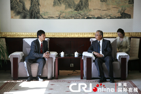 编辑马为公(右)与蒙古国家公共广播电台副台长巴雅尔赛汗(左)亲切会谈