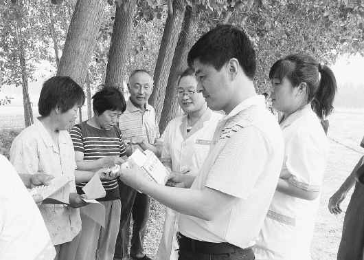 崔颖 报道  三夏期间,东阿县刘集镇中心医院的医护人员到田间地头