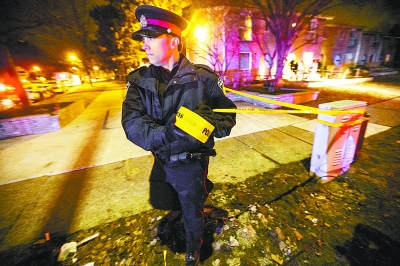 3月21日,在加拿大安大略省米西索加,警察在案发现场拉起警戒线.