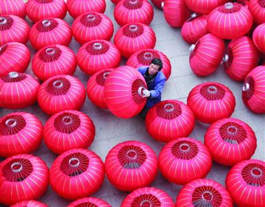 赶制大红灯笼迎新春_党建_共产党员网